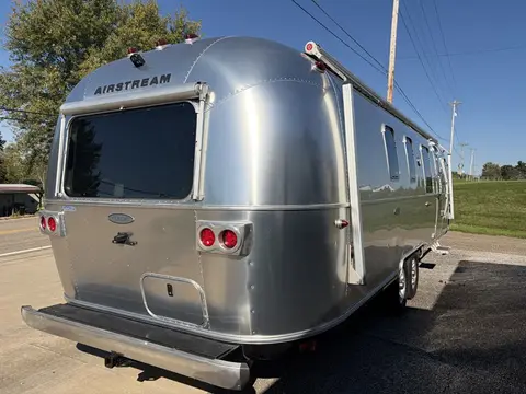 2019 Airstream Classic 33FB Twin — photo 4