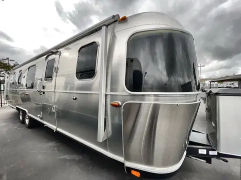 2018 Airstream Classic 33FB — photo 2