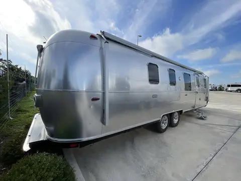 2020 Airstream Classic — photo 3