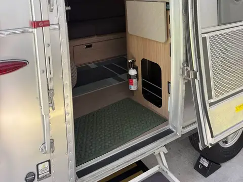 2018 Airstream Flying Cloud 25FBQ — photo 5