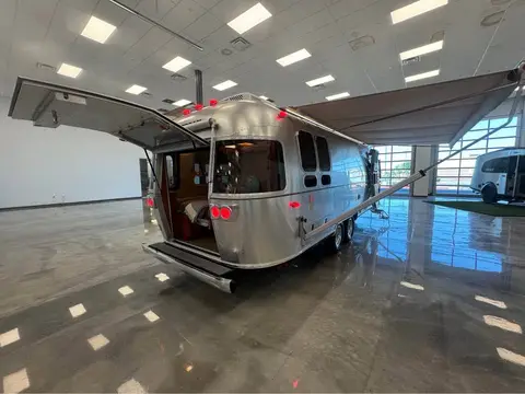 2027 Airstream Frank Lloyd Wright Limited — photo 4