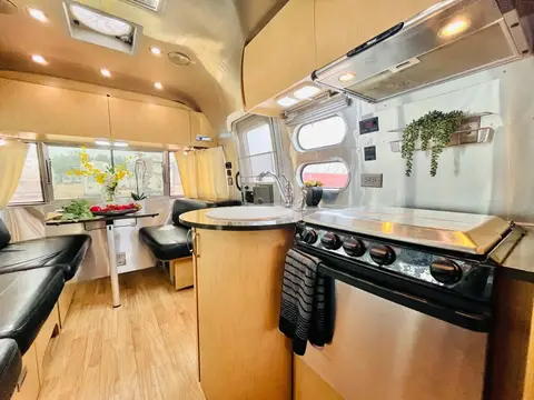 2016 Airstream Flying Cloud 23D — photo 2
