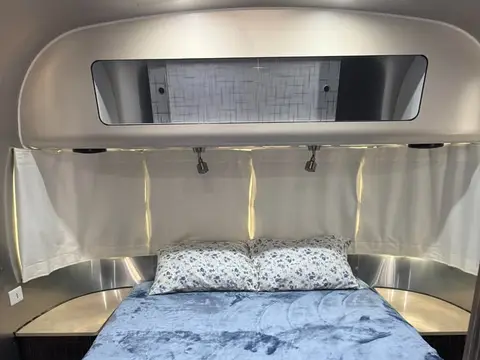 2019 Airstream International Signature 27FB — photo 4