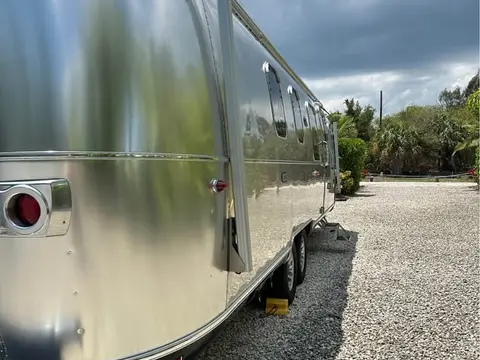 2021 Airstream Classic — photo 3