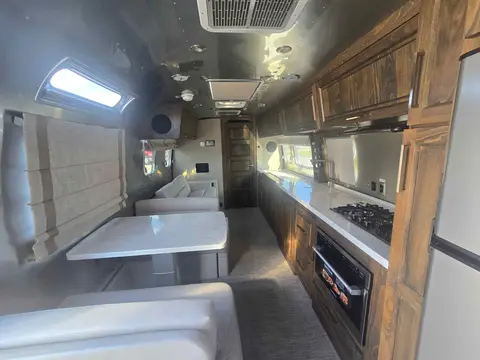2026 Airstream Classic 33FB — photo 5