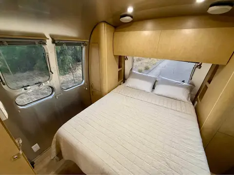 2011 Airstream Flying Cloud Rear Queen Bed — photo 3