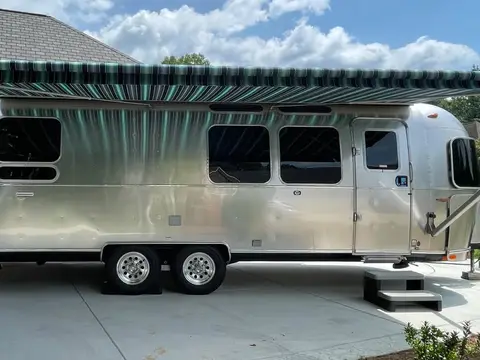2025 Airstream International 28 Rear Bed Queen — photo 2