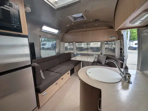 2014 Airstream Classic 27FBQ — photo 4