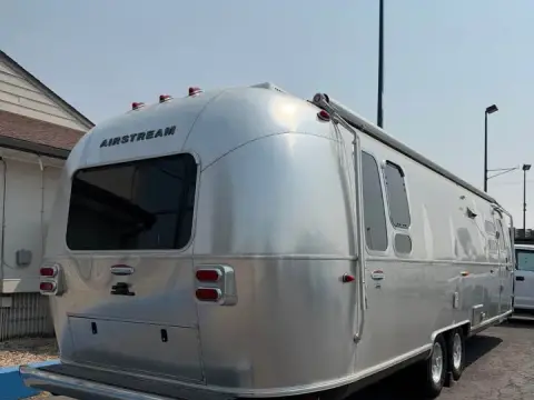 2018 Airstream International RB 30 ft — photo 2