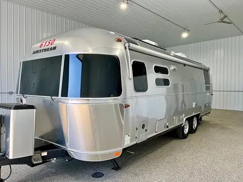 2025 Airstream Flying Cloud 28' Twin 28 ft — photo 1