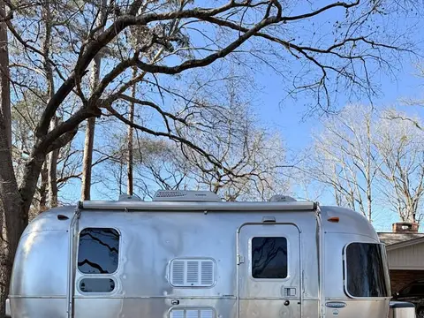 2010 Airstream International Serenity 19 ft — photo 1