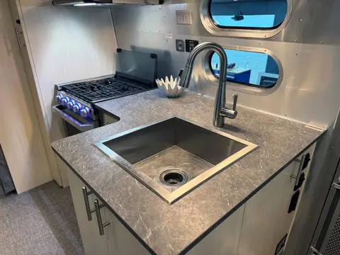 2021 Airstream Flying Cloud 25FB — photo 5