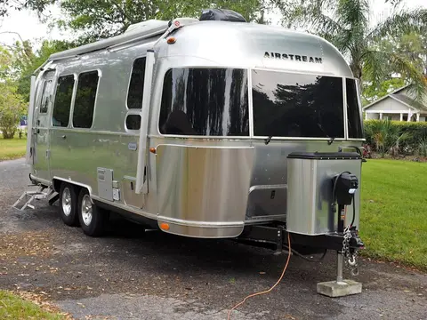 2020 Airstream Globetrotter 23FB Twin — photo 1
