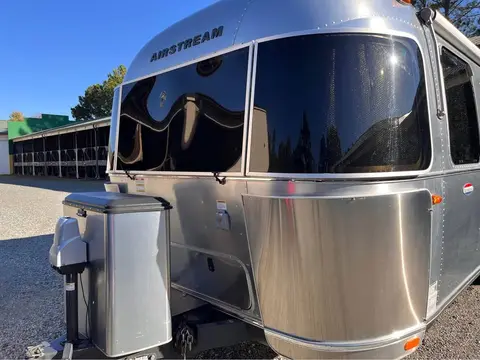 2016 Airstream International Signature 27FB — photo 3
