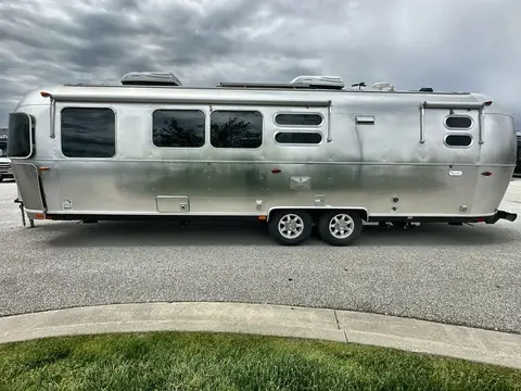 2022 Airstream Flying Cloud 30FB (BUNKS) — photo 2