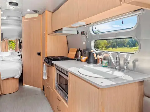 2018 Airstream Flying Cloud — photo 3