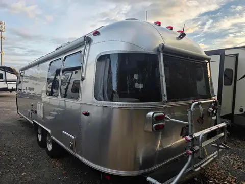 2018 Airstream International 27FB — photo 2