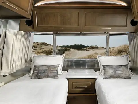 2022 Airstream Classic — photo 2