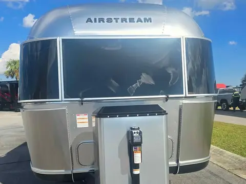 2026 Airstream Classic 33FB — photo 2