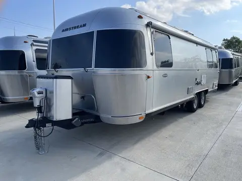 2017 Airstream International Signature 27FB — photo 4