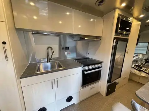 2021 Airstream Flying Cloud 23 ft — photo 2