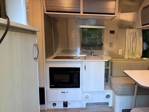 2020 Airstream Bambi 19CB — photo 3
