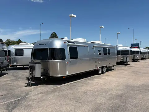2026 Airstream Classic 33FB — photo 2