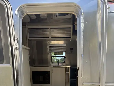 2022 Airstream Bambi 19CB — photo 4