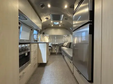 2025 Airstream Flying Cloud 27FB Twin — photo 5