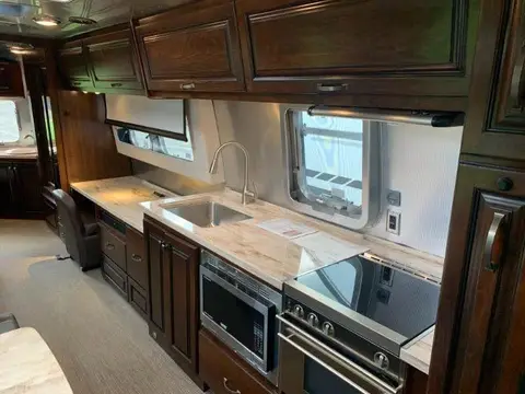 2019 Airstream Classic 33FB — photo 3