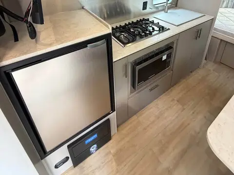 2025 Airstream Caravel 22FB — photo 5