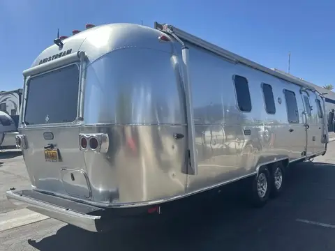 2020 Airstream Classic 33FB — photo 2