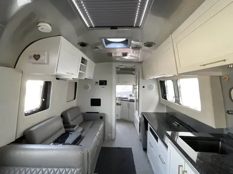 2021 Airstream Classic 33FBQ — photo 4