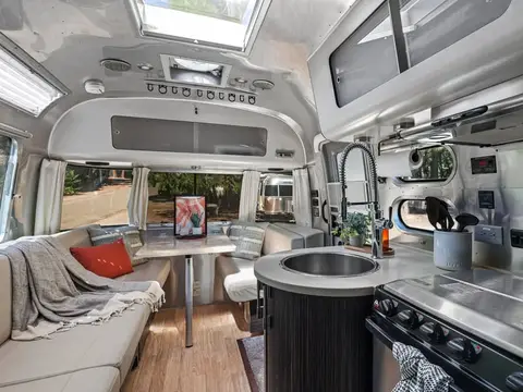 2016 Airstream International Signature 23 ft — photo 4