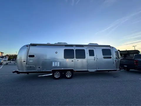2021 Airstream Flying Cloud 30FB — photo 3