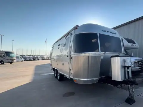 2017 Airstream Flying Cloud 23D — photo 1