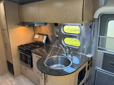 2015 Airstream Flying Cloud 27 Front Queen Bed 27 ft — photo 3