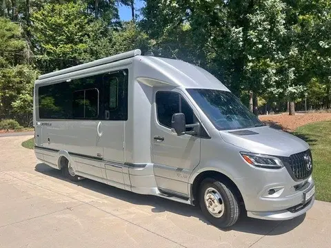 2022 Airstream Tommy Bahama — photo 1
