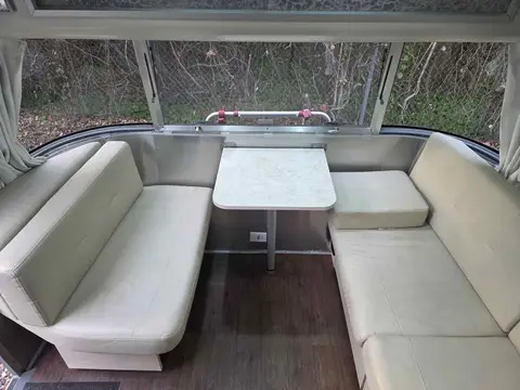 2018 Airstream International 27FB — photo 3