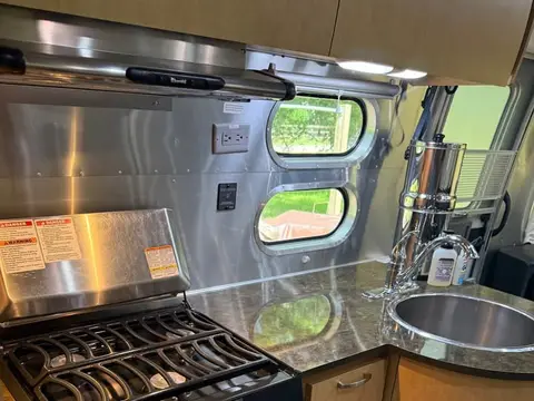 2016 Airstream Flying Cloud — photo 3