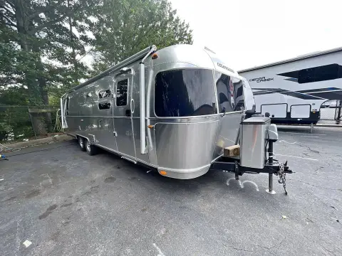 2019 Airstream International Serenity 30 QUEEN — photo 1