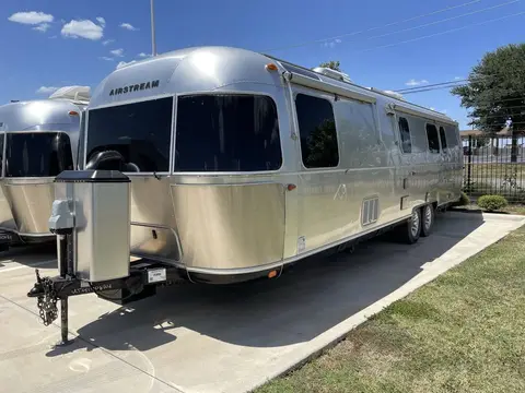 2019 Airstream Classic 33RBQ — photo 3