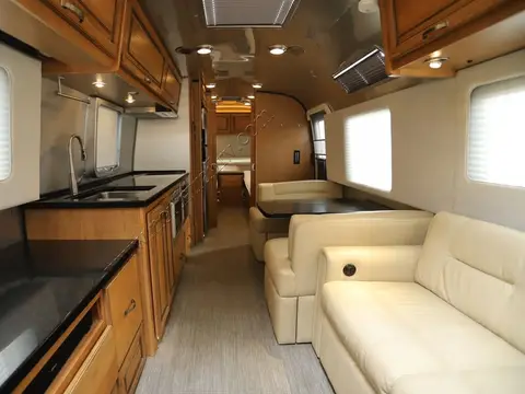 2018 Airstream Classic 33FB — photo 3