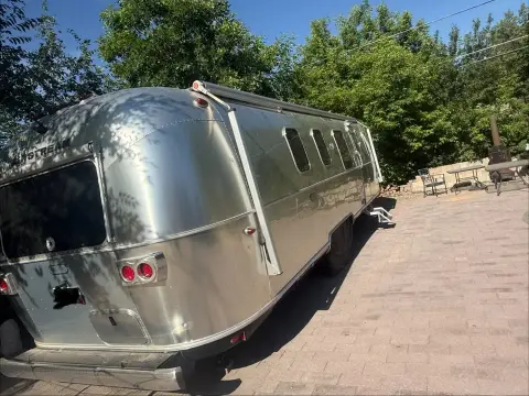 2021 Airstream Classic 33FB Queen — photo 3