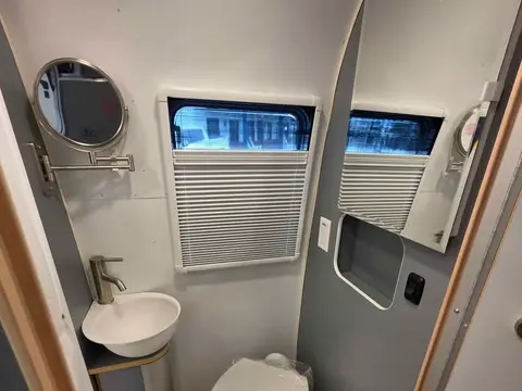 2027 Airstream World Traveler 22RB — photo 5