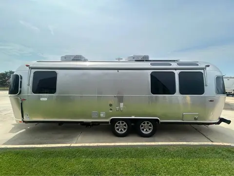 2025 Airstream Flying Cloud 27FBQ — photo 3