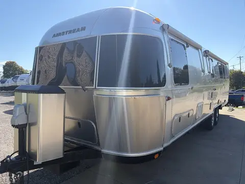 2019 Airstream Classic 33FB Twin — photo 2