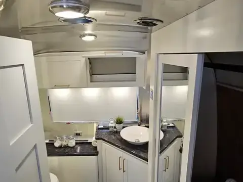2021 Airstream Classic 33FB Queen — photo 5