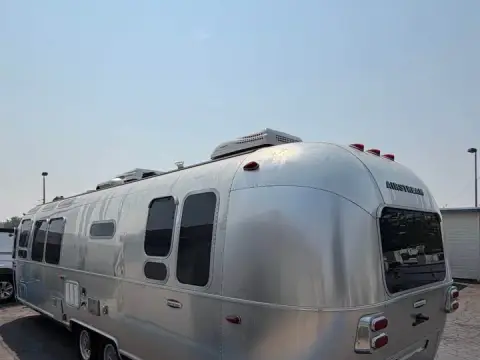 2018 Airstream International RB 30 ft — photo 3