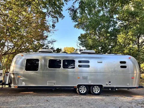 2015 Airstream Flying Cloud Bunk 30 ft — photo 1